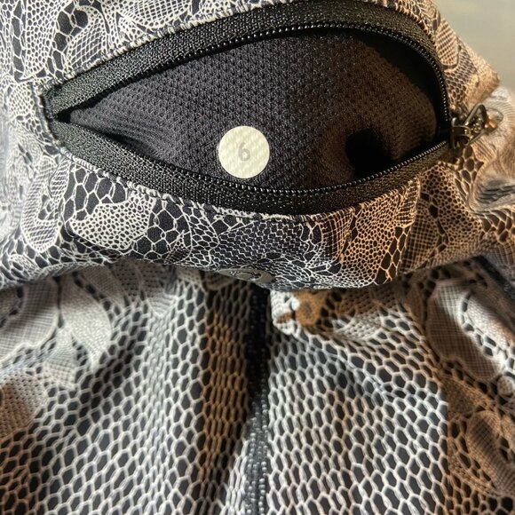 Lululemon Black White Lace Print Leggings Size 6 Zip Pocket - Picture 4 of 4